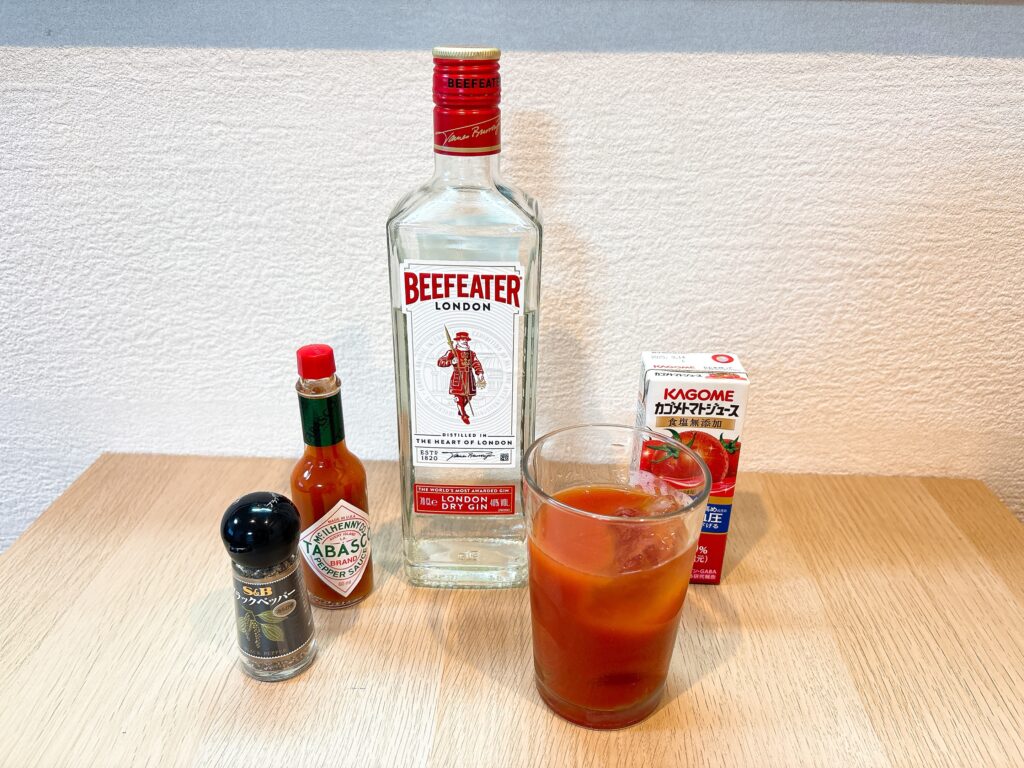 ブラッディサムの材料（ジン・トマトジュース・タバスコ・ブラックペッパー）と完成したブラッディサムを注いだグラスの写真