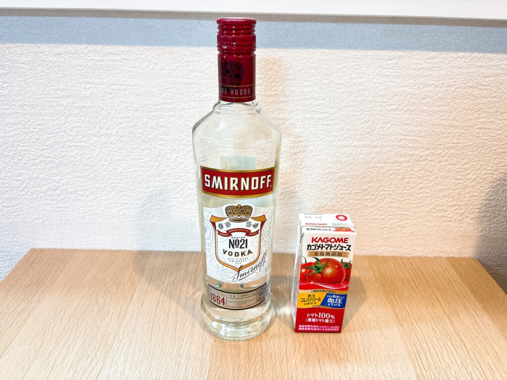ブラッディメアリーの材料（ウォッカ・トマトジュース）の写真