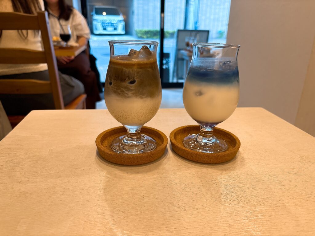 YN COFFEE ATELIERのバタフライピーラテとほうじ茶ラテ